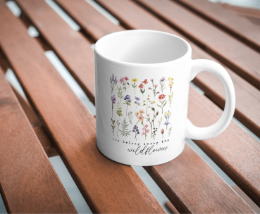 Preview: Personalisierte Tasse mit Blumen und Name – You belong among the wildflowers | Geschenk für Naturfreundinnen Preview: Personalisierte Tasse mit Blumen und Name – You belong among the wildflowers | Geschenk für Naturfreundinnen
